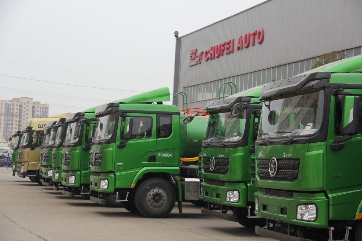 新年新氣象，2018年首批批量訂單30臺(tái)新型泥漿半掛運(yùn)輸車